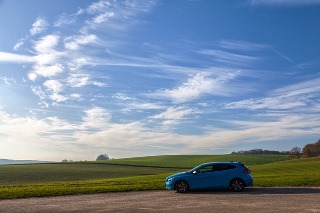 Foto Introduccion Auto Azul en el campo